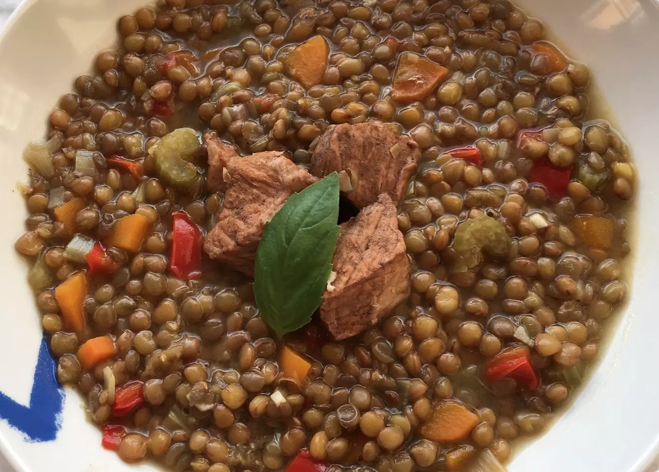 Ensalada de pimientos asados atún y huevo con lentejas con albahaca y magro